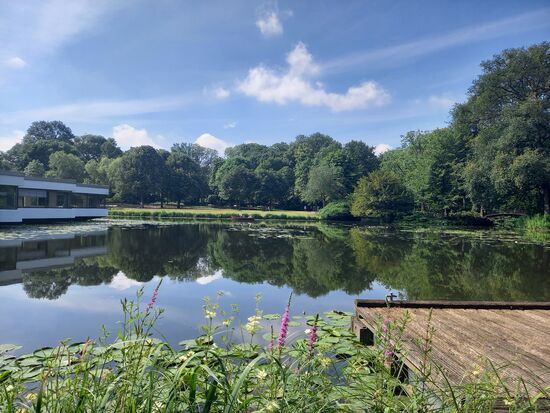 Der Emma See mit einer Restauration.