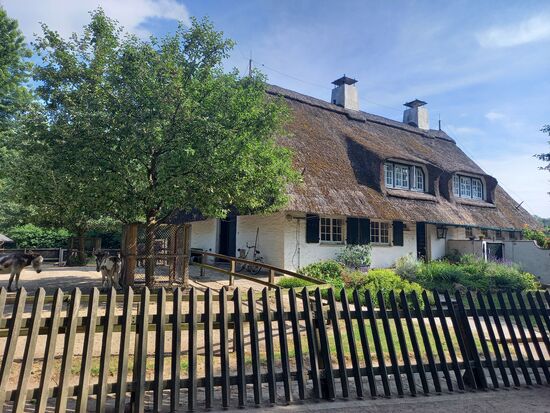 An diesem idyllischen Ort beginnt das Tiergehege.