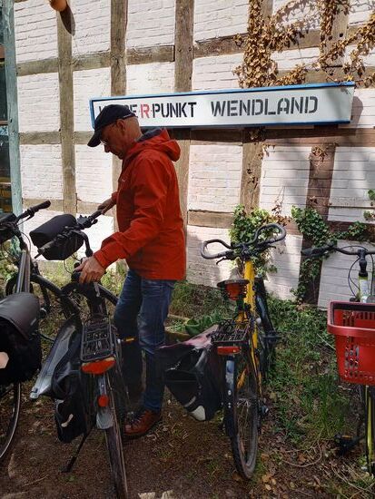 Im besagten Handbuch sind verschiedene Streckenvorschläge beschrieben, auf denen man sich die einzelnen Orte gut per Rad erschließen kann.