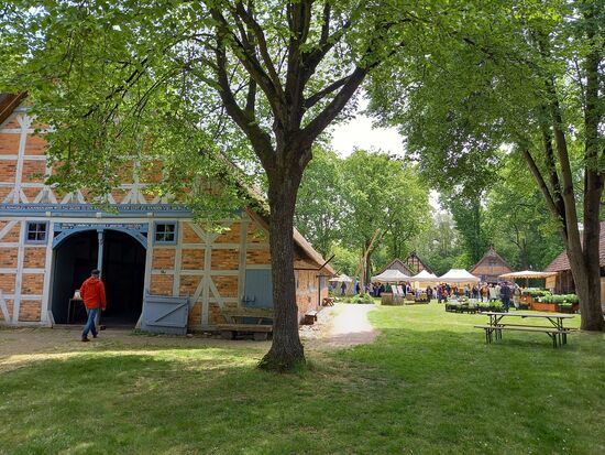 Uns zieht es nach Lübeln. Hier ist das Projekt "Wilde Wiese Wendland" angesiedelt. Wir wollen uns einen Vortrag anhören 