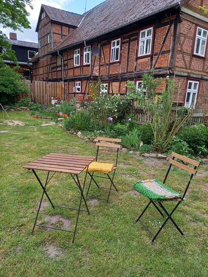 Die Beutower Mühle ist ein besonders schöner Ort, an dem man nicht nur mit Blick auf einen kleinen See gut sitzen kann, sondern es gab auch besonders leckeres, veganes Essen.