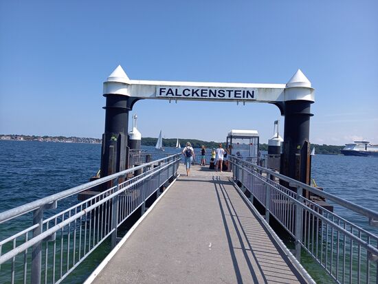 Eine Seebrücke führt zum Anleger für die Fähren.