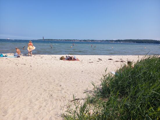 Der Falckenstein Strand mit Blick auf Laboe.