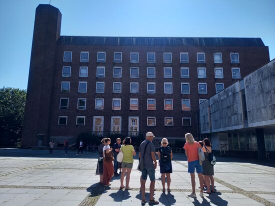 Wer in Kiel das Schloß sucht, wird es nicht auf Anhieb finden. Denn es gleicht eher einem Mehrfamilienhaus. So stehen wir irgendwie leicht irritiert vor diesem Gebäude.