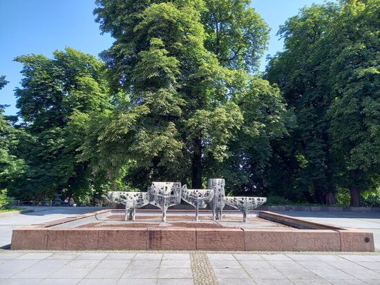 Bei diesem Denkmal denken wir sofort an Fischflossen. Doch der Künstler wollte etwas anderes darstellen - Bäume im Herbst.