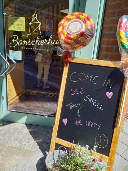 Dann folgt ein kulinarischer Stopp. Hier werden Bonbons von Hand hergestellt.