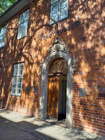 Dieses historische Gebäude beherbergt das Stadtmuseum. Das älteste Gebäude seiner Art in Kiel.
