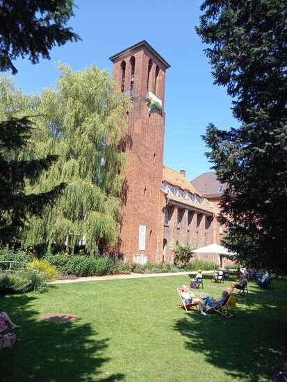 1242 wurde an dieser Stelle ein Franziskaner Kloster gegründet. Nach dem es im zweiten Weltkrieg völlig zerstört wurde, hat man es in veränderter Form wieder erbaut. Heute ist es das theologische Studienhaus Kieler Kloster und außerdem eine kleine grüne Oase inmitten der Altstadt.