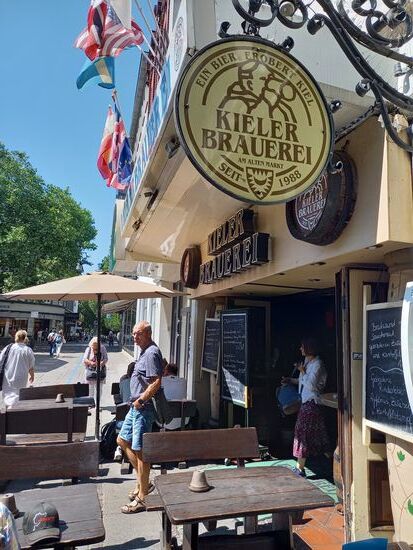 Nicht weit vom Kloster entfernt gibt es die Kieler Brauerei. Diese hieß aufgrund ihrer Näher zum Kloster zunächst Kloster Brauerei. Das wurde jedoch untersagt. Es darf sich eine Brauerei nur dann eine Kloster Brauerei nennen, wenn sie Teil eines Klosters ist. Doch unter Einheimischen wird die Brauerei noch immer "Klose" genannt.