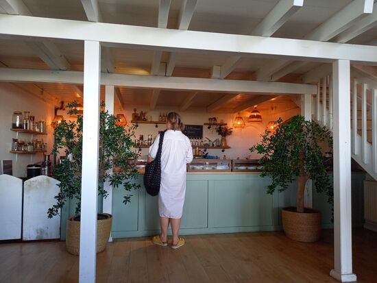 Direkt am Bootshafen befindet sich dieses vegane Cafe "Tjorvi`s. Man kann sowohl drinnen als auch draußen gemütlich sitzen.
