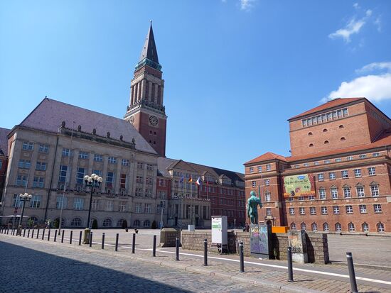 Das alte Rathaus, seit 1911 wird hier Politik gemacht. Heute gibt es allerdings auch noch ein neues Rathaus. Der Turm wurde dem Turm der Markus Kirche in Venedig nachempfunden.