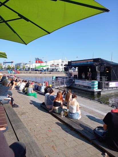 Am Nachmittag genießen wir noch einmal die Musik und ein kühles Getränk.