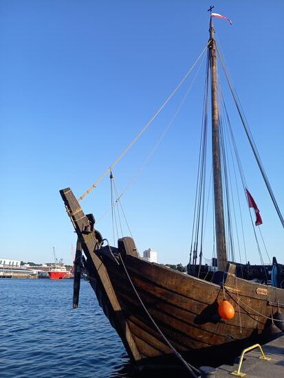 Im Hafen liegt auch eine alte Kooge. Mit diesen Schiffen wurde im Mittelalter Handel getrieben.
