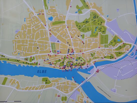 Lauenburg liegt am nördlichen rechten Ufer der Elbe, die hier die Grenze zwischen Schleswig-Holstein und Niedersachsen bildet.