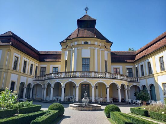 Ein Blick in den Garten des Medizinhistorischen Museums und die Alte Anatomie.  Hier findet man viele medizinische Heilkräuter. Außerdem befindet sich hier ein Kaffee. Eine kleine Oase inmitten der Stadt. Ich kann verstehen, das meine Freundin hier regelmäßig etwas Zeit verbringt.
Das Museum soll besonders sehenswert sein.