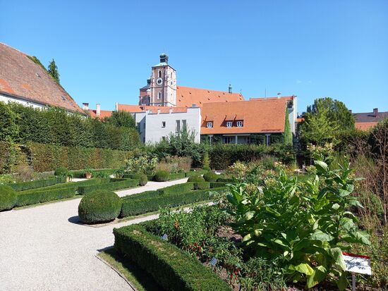 Die Heilkräuter sind beschriftet und mit einigen Informationen zur Pflanze versehen.