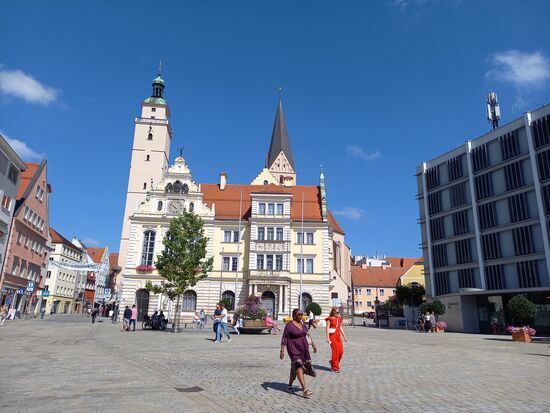 Rathausplatz mit dem Alten Rathaus, Pfeifturm, Turm der Marktkirche und rechts das neue Rathaus. Der Pfeifturm ist ein ehemaliger Wachturm der Stadt aus dem 14, Jahrhundert.