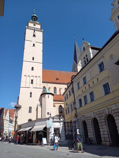 Der Pfeifturm ragt 63m in die Höhe. Sein Name hat der Turm von dem Pfiff des Türmers bekommen, der im Turm wohnte und die Bewohner der Stadt mit einem Pfiff vor Bränden gewarnt hat.