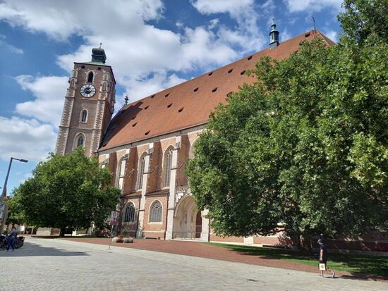 Liebfrauenmünster - die größte Kirche der Stadt. Mit dem Bau der katholischen Kirche wurde 1425 begonnen. Die Bauzeit betrug 100Jahre. Ein Blick ins Innere ist lohnenswert.
