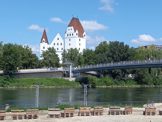 Blick auf die Donau und das neue Schloss.