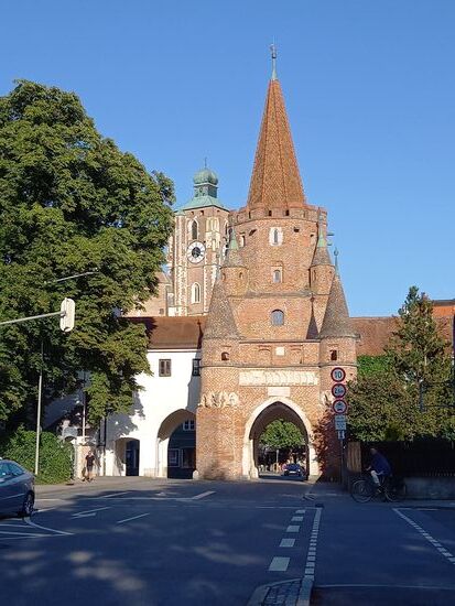 Das Kreuztor ist noch immer ein wichtiger Zugang zur Altstadt. Es gilt als das Wahrzeichen von Ingolstadt.