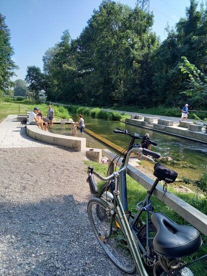 Kleiner Ausflug mit dem Fahrrad zum nahegelegenen Baggersee. Es gibt sogar die Gelegenheit zum Wassertreten - sehr angenehm und erfrischend.