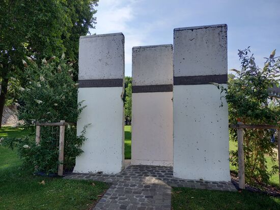 Diese Steine gedenken an die innerdeutsche Grenze und die Wiedervereinigung.
