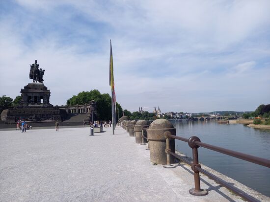 Am deutschen Eck steht das riesige Kaiser- Wilhelm- Denkmal. Von dort oben hat man einen schönen Blick auf den Zusammenfluss von Rhein und Mosel.