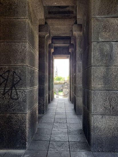 Zwischen den Säulen bietet sich der Blick in die Umgebung.