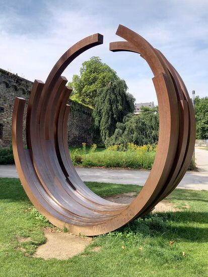 Eine Skulptur im angrenzenden Park