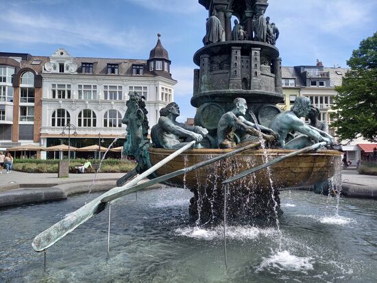 Ein mit Weinfässern beladenes Schiff trägt die Säule.