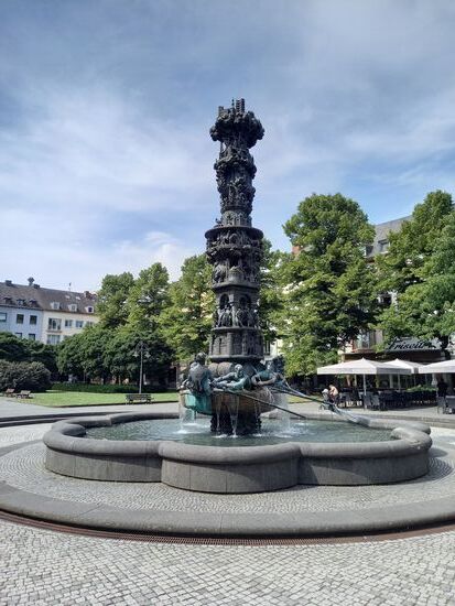 Die 10,59 Meter hohe, 3,6 Tonnen schwere und 1,25 Millionen DM teure Säule erzählt die bewegende Geschichte der Stadt Koblenz in zehn Bildern von der Römerzeit bis heute.