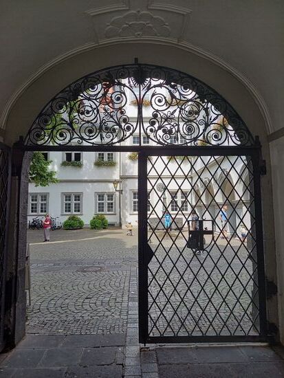 Blick auf den hinteren Teil des Rathauses.