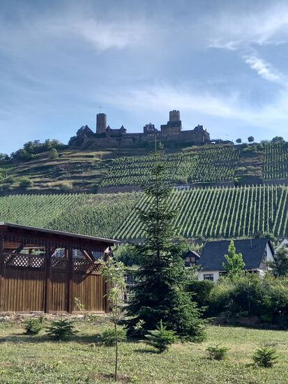 Über dem Dorf thront die  Burg Thorant.
