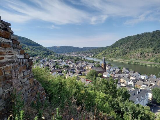 Während wir unterwegs sind, bieten sich schon schöne Aussichten auf das Dorf und die Mosel.