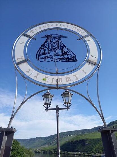 Mitten auf der Brücke steht dieses Ortsschild.