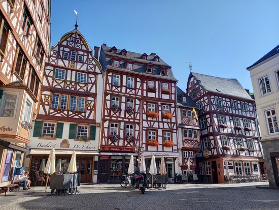 Auf dem Marktplatz steht ein guterhaltenes Fachwerkhaus neben dem anderen.