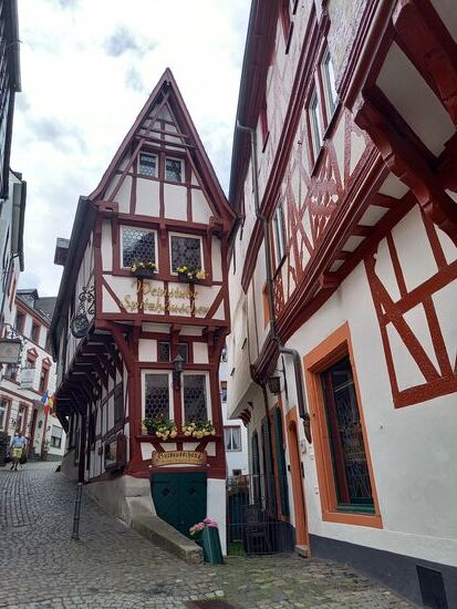 Das Sitzhäuschen steht am Marktplatz