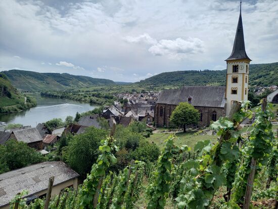Direkt neben der Kirche ist ein kleiner Parkplatz.