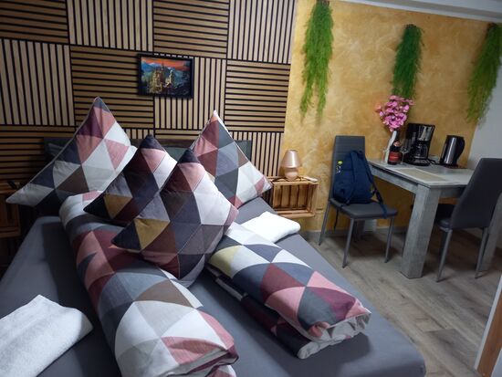 Dieses kleine Ferienwohnung "Via Roma" liegt direkt am Rande der Fußgängerzone.
Sie ist gut ausgestattet. Allerdings sehr dunkel und bietet den Parkplatz nur für 15€/Nacht an. Da die Parkplatzsituation in der Nähe nicht besonders gut ist, ist das ein echtes Manko.