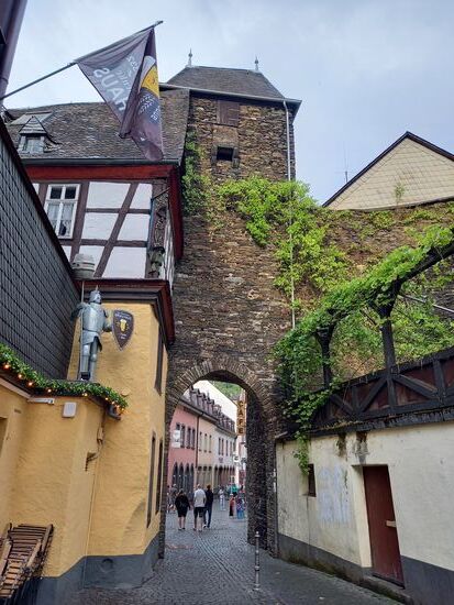 Überall findet man Reste der alten Stadtmauer.