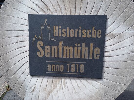 Die Senfmühle ist ebenfalls ein Highlight von Cochem. Hier kann man unzählige Senfsorten und Brotaufstriche verkosten und käuflich erwerben.