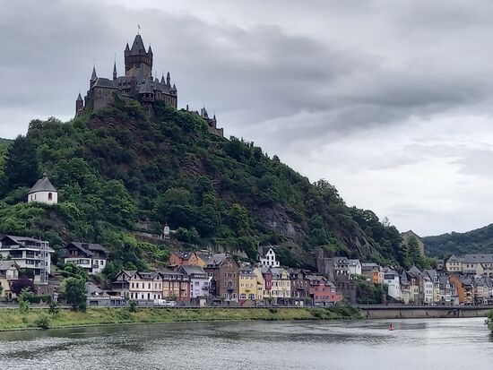 Die Burg thront über der Stadt