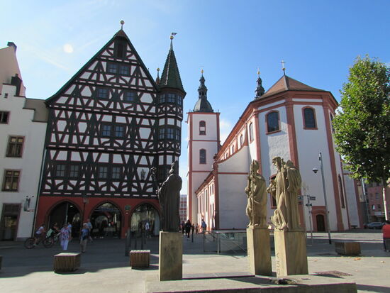 Blick auf das Rathaus und die Stadtpfarrkirche St Blasius