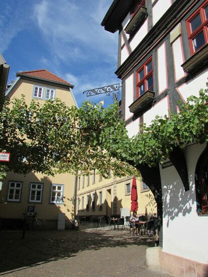 Durch kleine Gassen geht es Richtung Schloss und Dom.