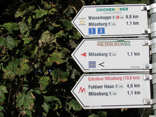 Es ist nur ein kurzer Weg, der aber teils steil bergauf über Felsen führt.