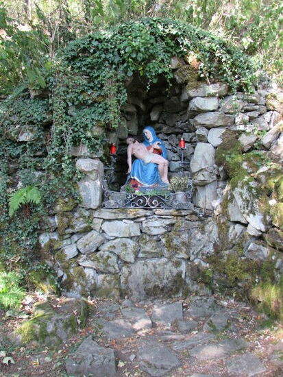 Linker Hand kommen wir an der Mariengrotte vorbei.