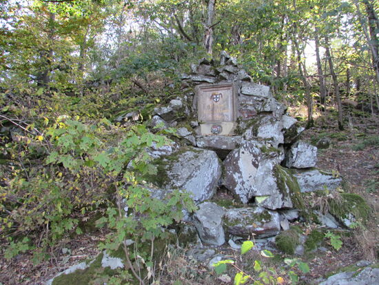 Auf dem Rückweg sehen wir noch diesen Gedenkstein.