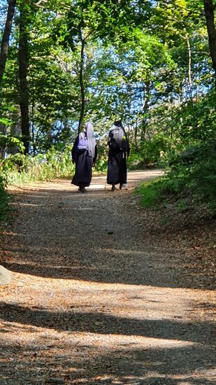 Wenig später begegnen uns diese zwei Nonnen.
