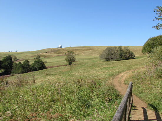 Von der Quelle gehen wir auf die Wasserkuppe. In der Ferne ist schon das Wahrzeichen das Radon zu sehen.
